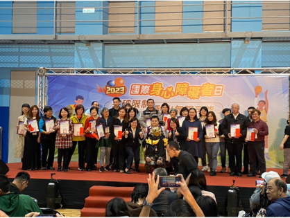 112、12、2，喜樂園居家長照機構，兩位傑出夥伴、獲臺北市社會局頒發績優人員服務獎。